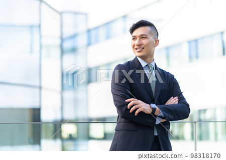 男性，業務，商人，日本人，西裝，正式，CEO，年輕總裁，辦公室，男性員工 98318170