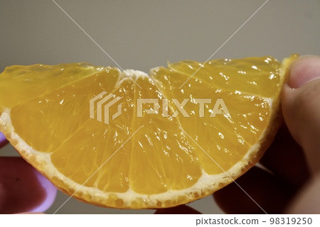 Fresh oranges 98319250