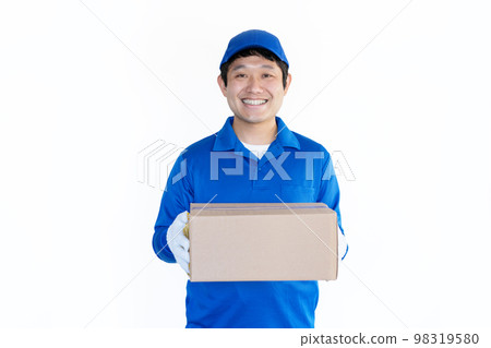 白色背景紙板的年輕快遞員上半身 白色背景紙板的年輕快遞員上半身 98319580