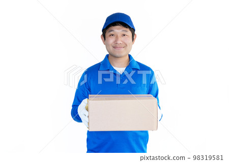 白色背景紙板的年輕快遞員上半身 白色背景紙板的年輕快遞員上半身 98319581