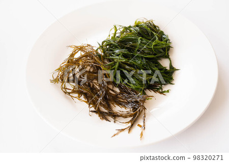 在白色背景的未加工和煮沸的紅色艾 98320271