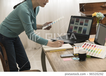 Female creator image 98320292