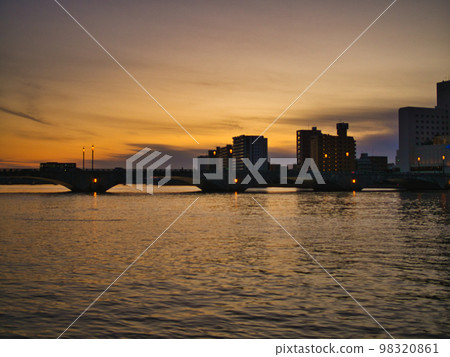 新潟市萬代橋的日落 新潟市萬代橋的日落 98320861