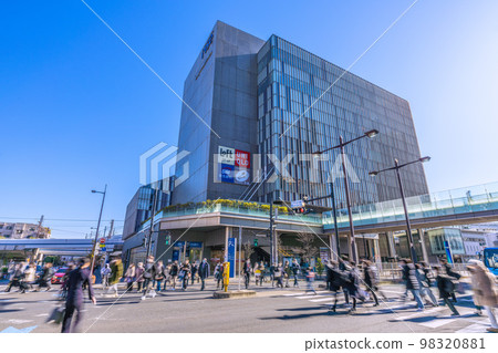 日本東京的城市風光如春天般明媚。二子玉川站前的景色等 日本東京的城市風光如春天般明媚。二子玉川站前的景色等 98320881