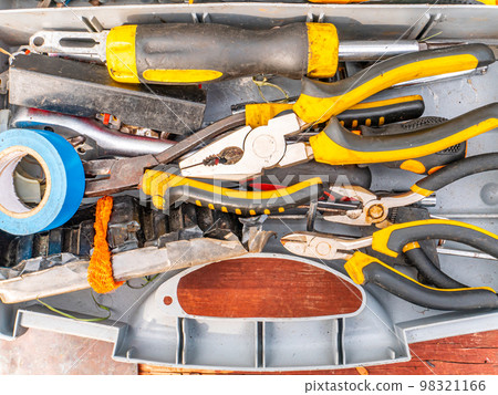 Plastic case with a working locksmith tool. 98321166