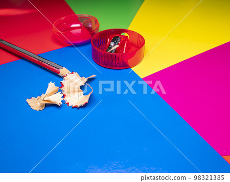 Sharpening a pencil for drawing with a sharpener. 98321385