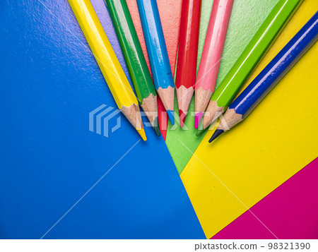 Colored pencils for drawing on the table. 98321390