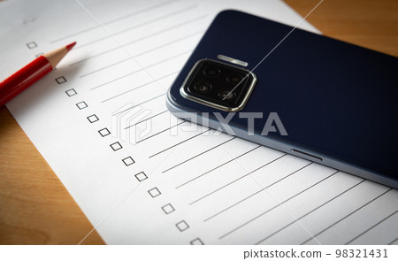 Smartphone and checklist Checklist 98321431