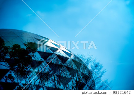 The scenery of the dome-shaped building, the dead trees, and the blue sky is fantastic and beautiful. The scenery of the dome-shaped building, the dead trees, and the blue sky is fantastic and beautiful. 98321642