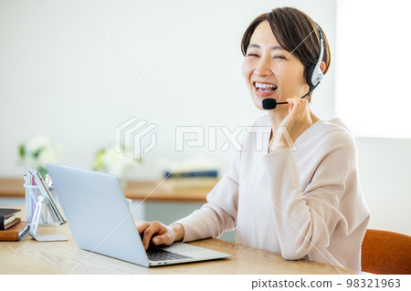 Telework operator female middle Telework operator female middle 98321963