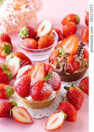 Strawberry tart buffet 98321973