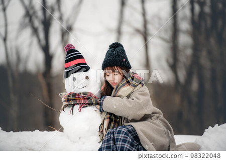 做雪人和使用的婦女 98322048