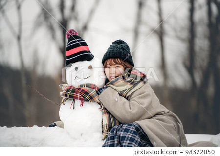 做雪人和使用的婦女 98322050