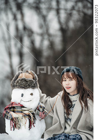 做雪人和使用的婦女 98322073