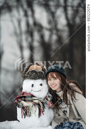 做雪人和使用的婦女 98322074