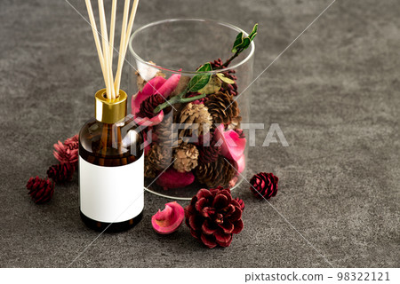 玻璃容器中的粉色花香和香氣擴散器 98322121