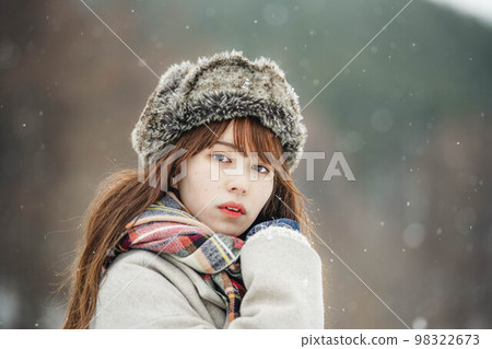 一個女人高興地看著雪落 一個女人高興地看著雪落 98322673