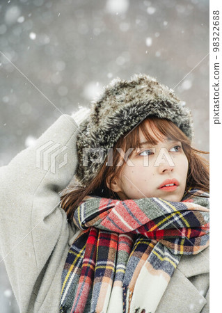 一個女人高興地看著雪落 98322688