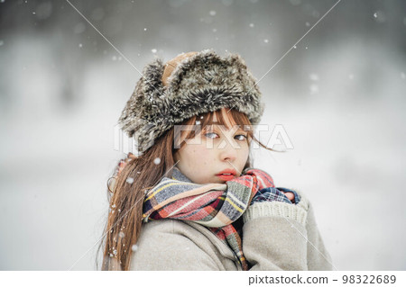 一個女人高興地看著雪落 98322689