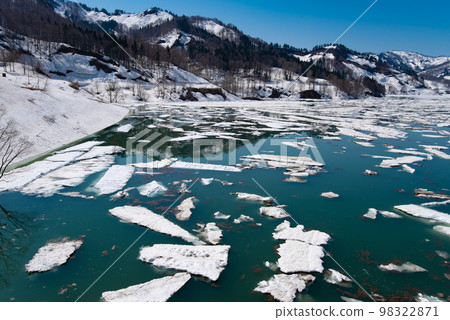 Aburumagawa Dam Snow Flow (Oshirakawa, Uonuma City, Niigata Prefecture) Aburumagawa Dam Snow Flow (Oshirakawa, Uonuma City, Niigata Prefecture) 98322871
