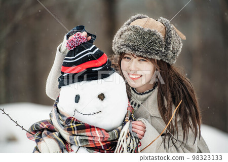 一個女人堆雪人玩得開心 一個女人堆雪人玩得開心 98323133