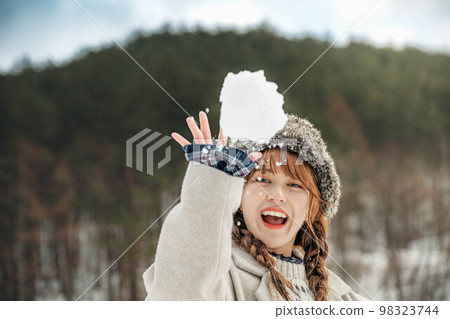投擲雪球的婦女 98323744
