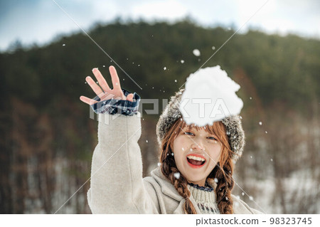 投擲雪球的婦女 投擲雪球的婦女 98323745