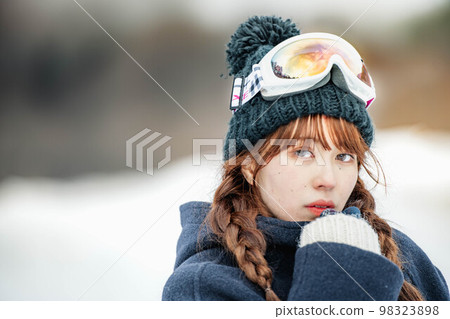 在滑雪勝地享受冬季運動的女人 98323898