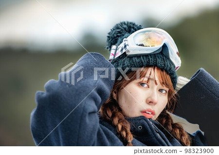 在滑雪勝地享受冬季運動的女人 98323900