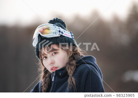 在滑雪勝地享受冬季運動的女人 在滑雪勝地享受冬季運動的女人 98323905