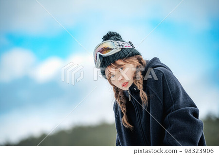 在滑雪勝地享受冬季運動的女人 98323906