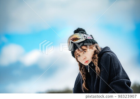 在滑雪勝地享受冬季運動的女人 在滑雪勝地享受冬季運動的女人 98323907