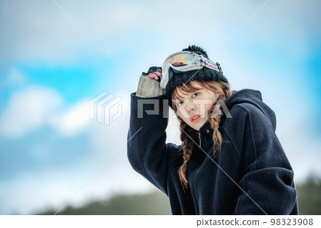 在滑雪勝地享受冬季運動的女人 在滑雪勝地享受冬季運動的女人 98323908