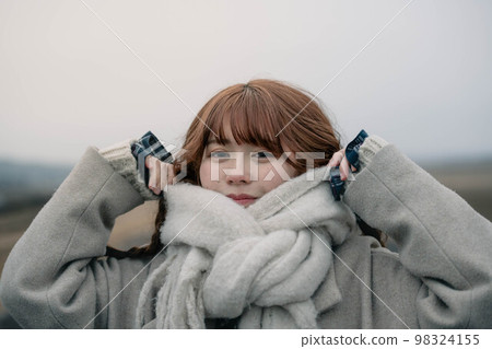 一個帶著消聲器的女人走在河床上,視野很好 一個帶著消聲器的女人走在河床上,視野很好 98324155