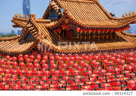 農曆新年紅燈籠裝飾中國佛教寺廟（吉隆坡，馬來西亞） 98324327