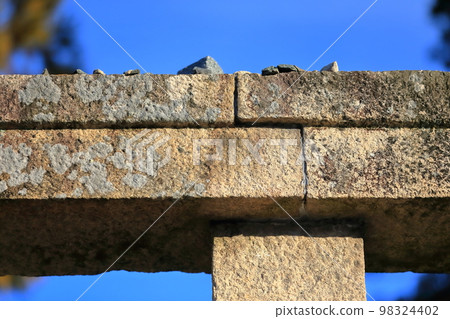 鳥居圖像上方的許願石 98324402