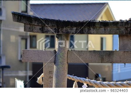 鳥居圖像上方的許願石 鳥居圖像上方的許願石 98324403