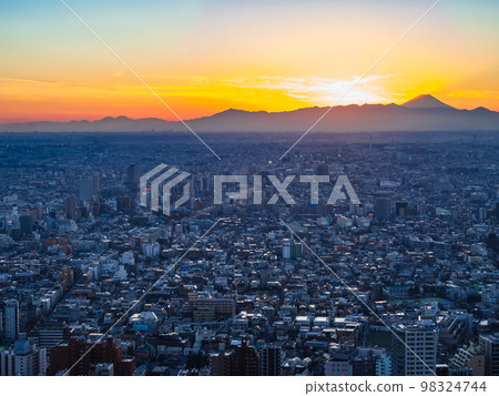 從都廳大樓眺望富士山和東京日落 從都廳大樓眺望富士山和東京日落 98324744