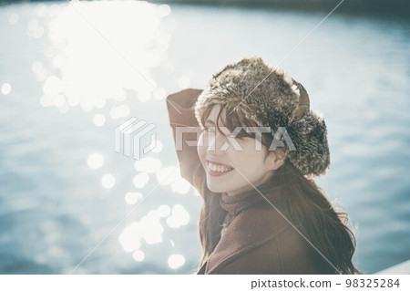 A woman looking happy on the quay under the blue sky 98325284