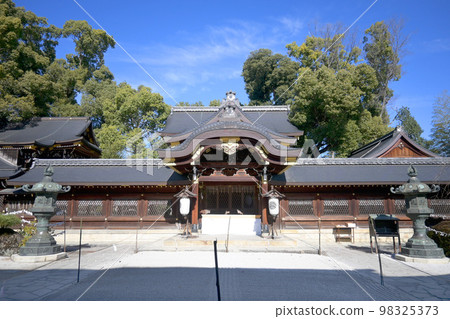 冬天的京都市北區今宮神社正殿 冬天的京都市北區今宮神社正殿 98325373