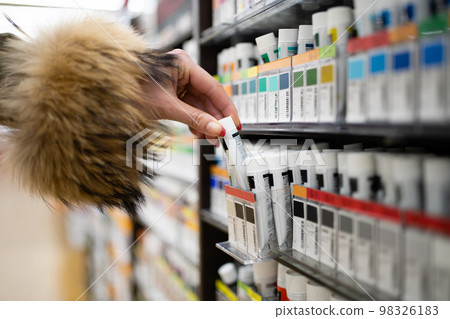 Woman's hand holding paint Woman's hand holding paint 98326183