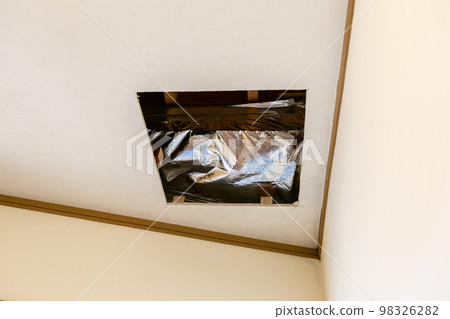 Ceiling inspection door installation work Ceiling inspection door installation work 98326282