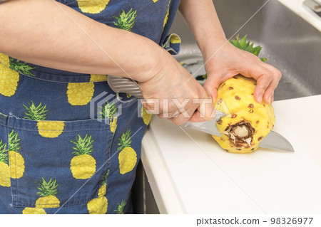 [Cut the bottom of the pineapple] 98326977