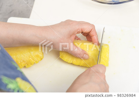 [Cut the peeled pineapple] 98326984