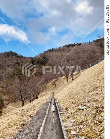 坡山、天空和山景 坡山、天空和山景 98328285