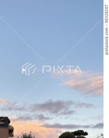 染上月亮、天空和夕陽的粉紅雲彩 染上月亮、天空和夕陽的粉紅雲彩 98328287