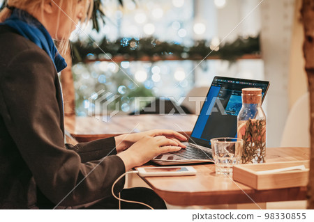 Cropped shot view of student girl working on laptop computer in cafe, concept lifestyle, blurred soft focus 98330855