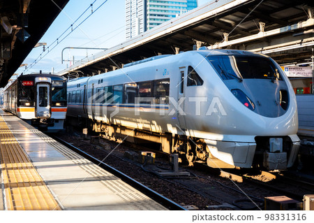 [Nagoya Station] Limited Express Shirasagi and Rapid Mie Waiting for Departure 98331316