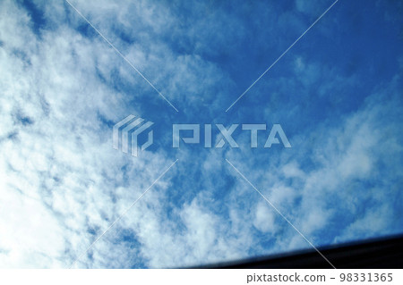 Cloud in blue sky 98331365