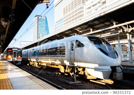 [Nagoya Station] Limited Express Shirasagi and Rapid Mie Waiting for Departure 98331372
